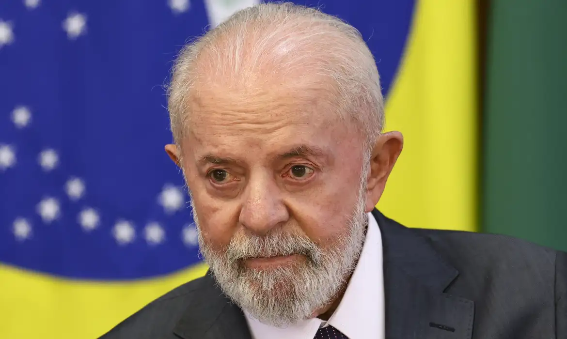 Lula entra em discussão da reforma tributária e defende não taxar frango - Estado de Minas