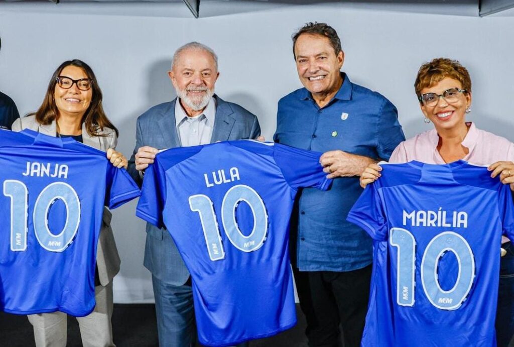 Pedrinho entrega camisas do Cruzeiro para Lula, Janja e Marília Campos