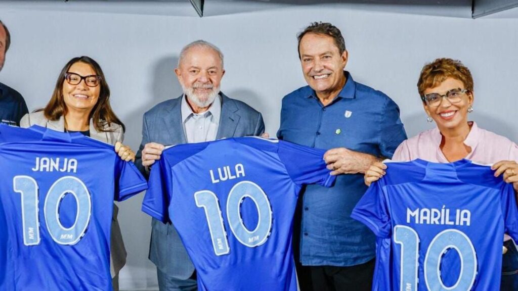 Pedro Lourenço presenteia presidente Lula com a camisa do Cruzeiro