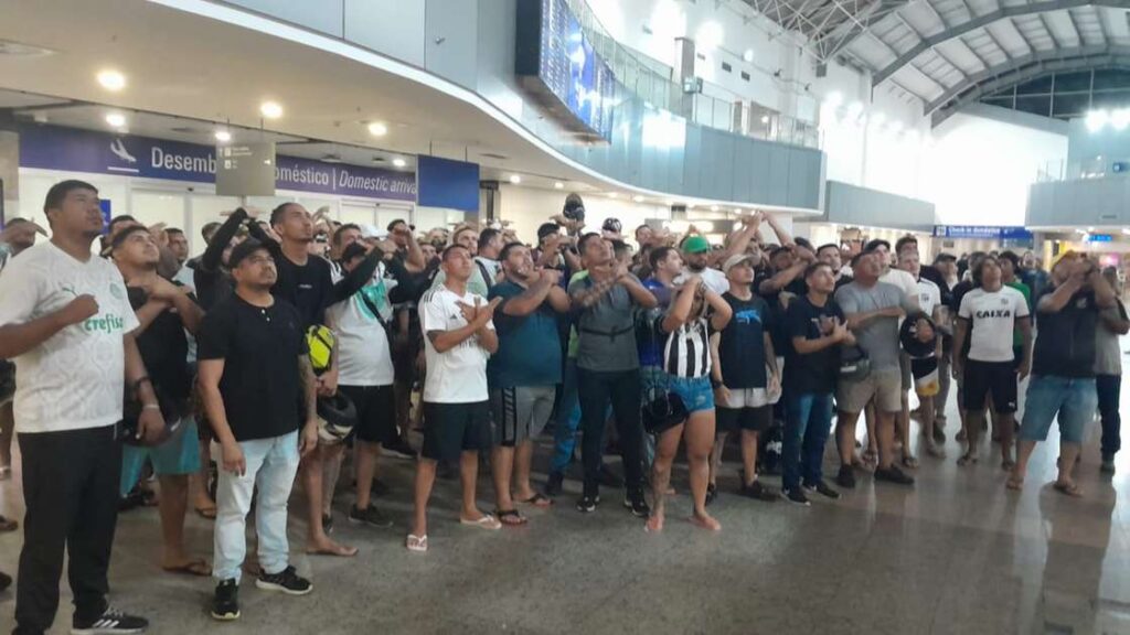 Torcida do Ceará protesta em aeroporto, mas time desembarca por outra saída; veja vídeos - Jogada