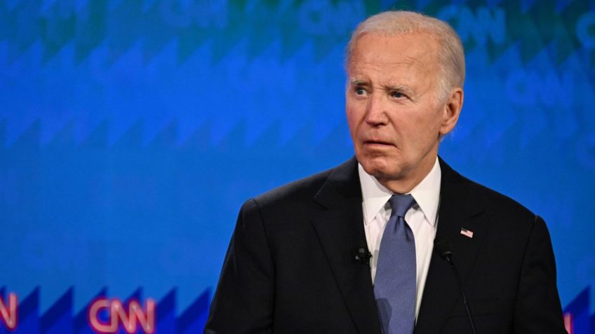 O presidente dos EUA, Joe Biden, olha confuso durante o 1º debate eleitoral nos EUA, em 27 de junho