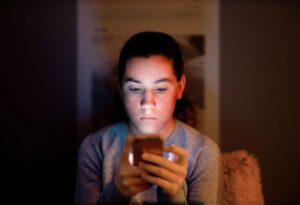 Hiperconexão na infância: “humanidade ficando mais burra”, alerta psicólogo