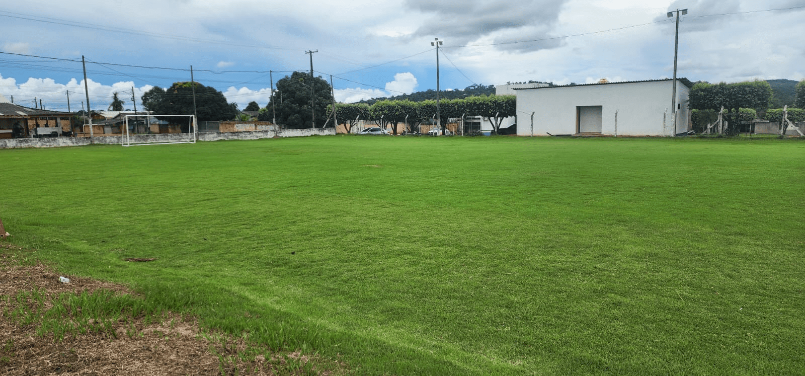 Campinho do Bairro Vista Alegre recebe manutenção e melhorias