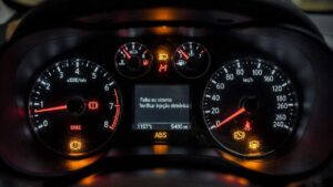 A luz da injeção acende e um truque simples na bateria pode apagar sem scanner