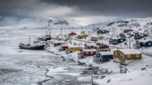 Como é viver onde o sol some, o mar congela e tudo depende da última carga do navio