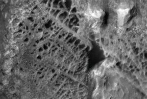 Rover da NASA observa de perto as “teias de aranha” de Marte