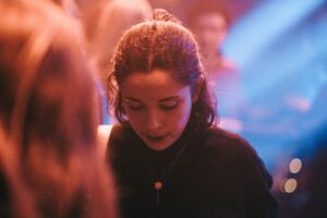 BBC expõe rede que comercializa vídeos de mulheres em saídas noturnas