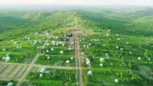 Pirâmides no meio da natureza, silêncio e vida diferente marcam uma das comunidades mais curiosas do Brasil