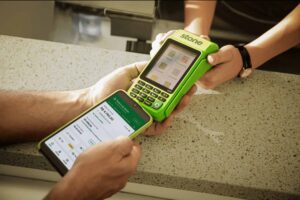 Stone demite mais de 300 funcionários e enfrenta ação sindical