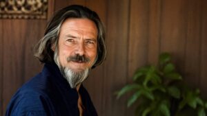 Alan Watts, filósofo: “A felicidade aparece quando deixamos de tentar controlar o que não pode ser controlado.”