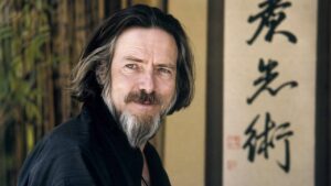 Alan Watts, filósofo: “A felicidade aparece quando deixamos de tentar controlar o que não podemos controlar.”