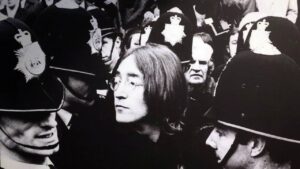 John Lennon, cantor: “A vida é o que acontece enquanto você está ocupado fazendo outros planos.”