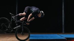 Roupa de ciclismo com airbag promete mais segurança sem comprometer desempenho