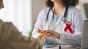 Inédito! Homem é curado do HIV após receber transplante do próprio irmão