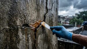 Não é impermeabilizante de loja: o produto caseiro que sela rachaduras finas antes que a chuva entre