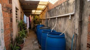 Caixa d’água feita com bombonas recicladas vira saída barata para armazenar água sem ocupar muito espaço
