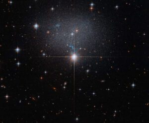 Telescópio Hubble captura imagem de galáxia irregular tênue