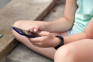 Com quantos anos uma criança deve ter celular? Descubra!