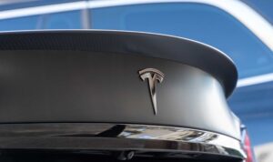 Sistema de direção da Tesla é colocado em dúvida na Europa