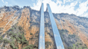 Elevador de 288 metros transforma trajeto na China