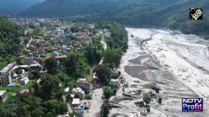 O que causou a inundação que matou centenas de pessoas no Nepal?