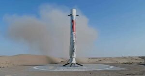 China faz pouso inédito de foguete reutilizável em terra firme
