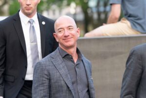 Jeff Bezos e bilionário brasileiro se unem para comprar clube